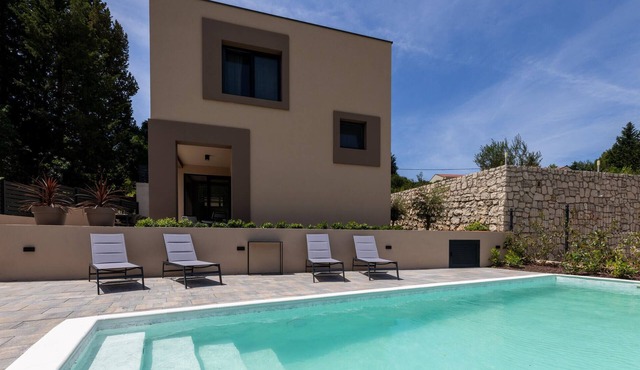 Awesome home in Kremena