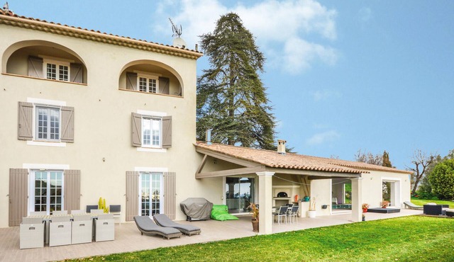 Awesome home in La Gaude with kitchen