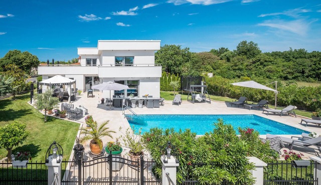 Awesome home in Liznjan