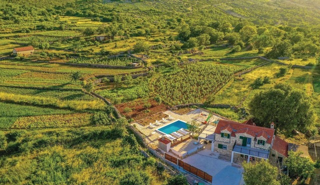 Awesome home in Ljubitovica
