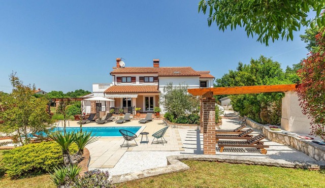 Awesome home in Loborika