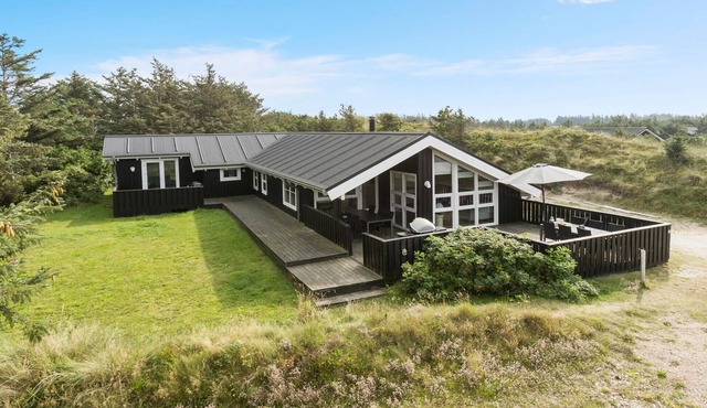 Awesome home in Løkken with kitchen