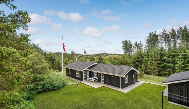Awesome home in Løkken with sauna