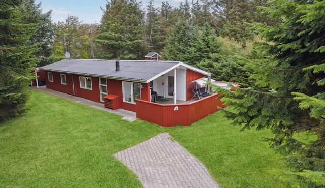 Awesome home in Løkken with sauna