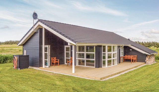 Awesome home in Løkken with sauna