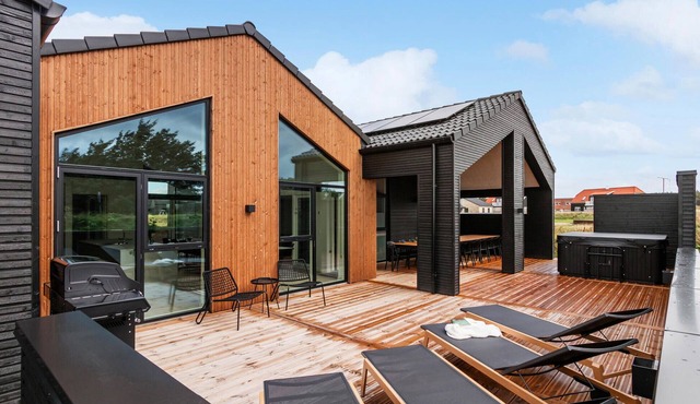 Awesome home in Løkken with sauna
