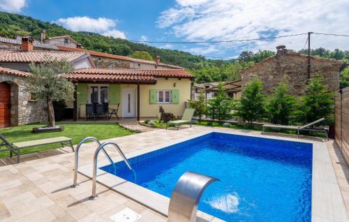 Awesome Home In Lupoglav