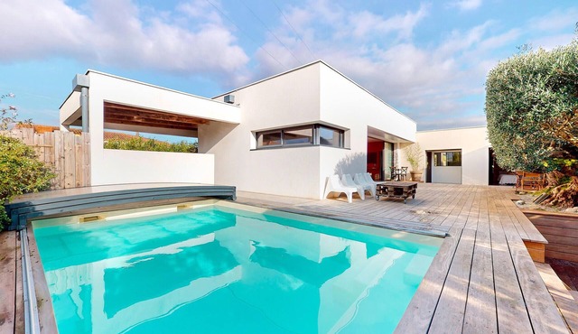 Awesome home in Médis