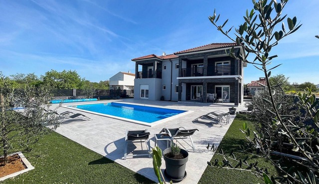 Awesome home in Murvica Zadar