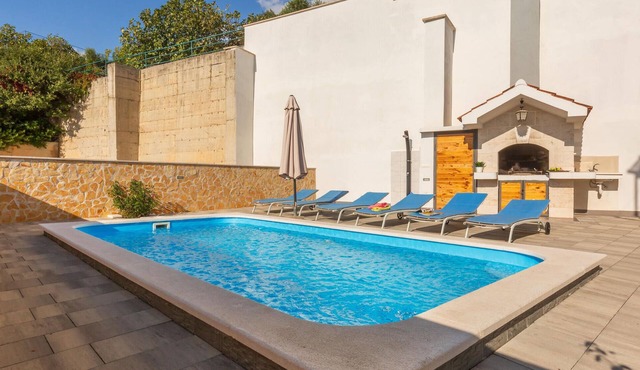 Awesome home in Makarska