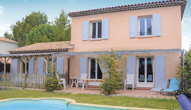 Awesome home in Mallemort