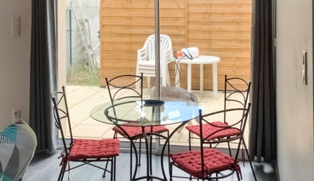 Awesome home in Mallemort with WiFi