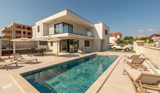 Awesome home in Mandre