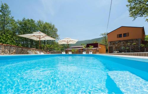 Awesome Home In Maovice With Sauna