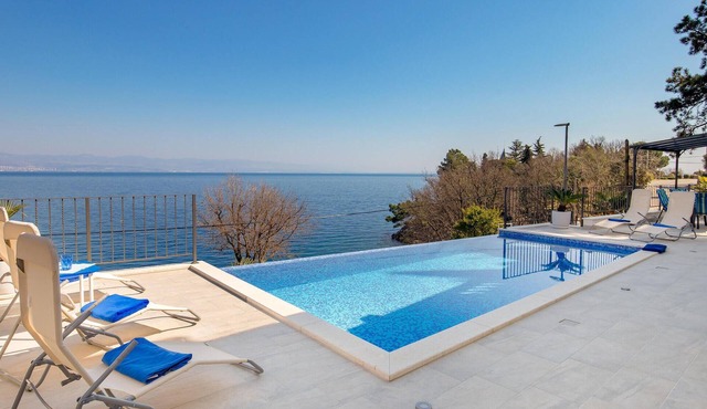 Awesome home in Medveja