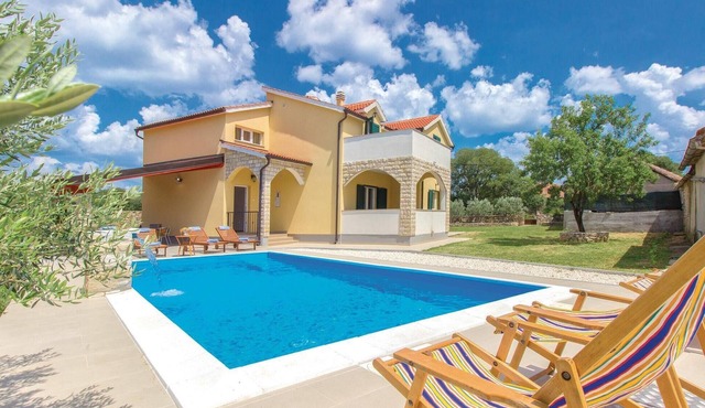 Awesome home in Miljevci