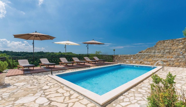 Awesome home in Momjan