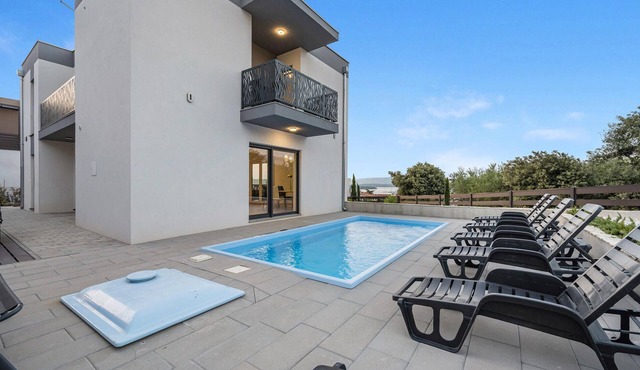 Awesome home in Murter
