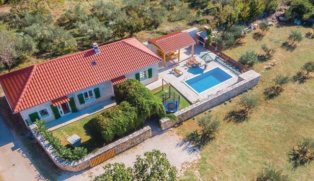 Awesome home in Necven