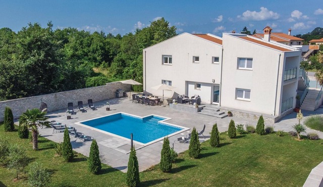 Awesome home in Nedescina