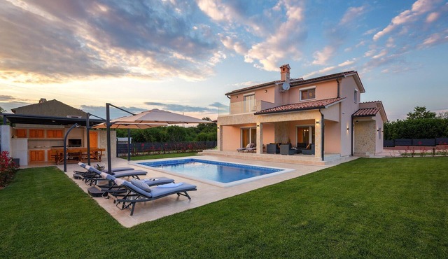 Awesome home in Nedescina