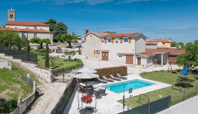 Awesome home in Nova Vas