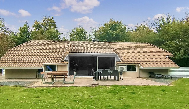 Awesome home in Oksbøl with kitchen