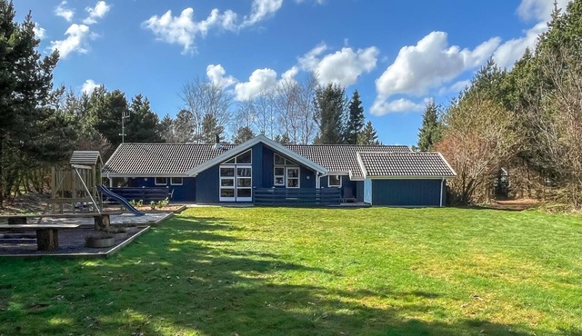 Awesome home in Oksbøl with sauna