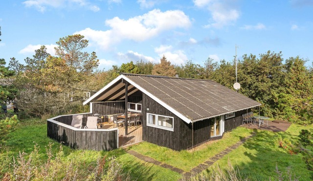 Awesome home in Oksbøl with sauna