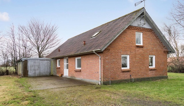 Awesome home in øster assels with WiFi