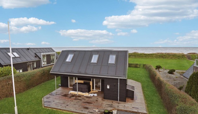 Awesome home in Otterup with jacuzzi