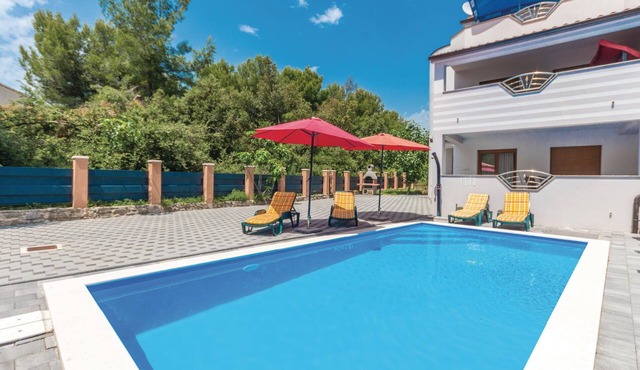 Awesome home in Pakostane
