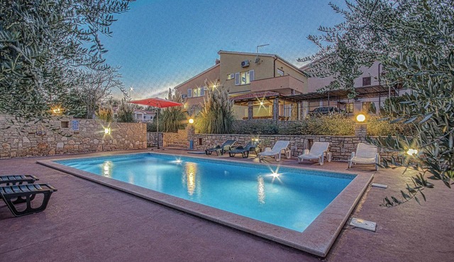Awesome home in Pavicini