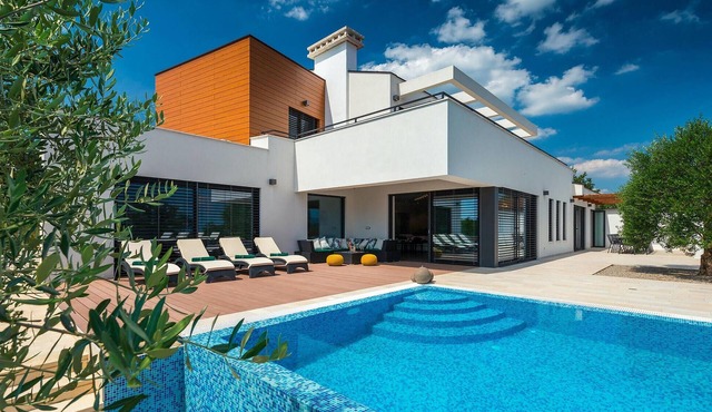 Awesome home in Pican