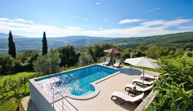 Awesome home in Pican