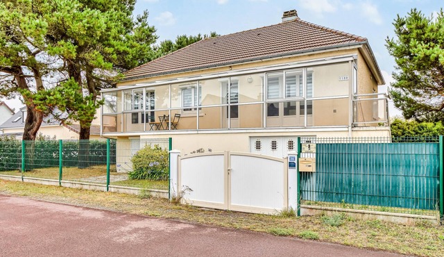 Awesome home in Pirou with WiFi