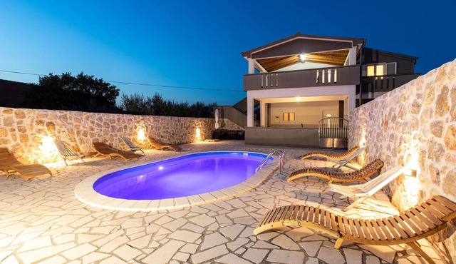 Awesome home in Podlug