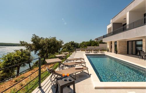 Awesome Home In Posedarje
