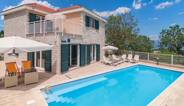 Awesome home in Postira