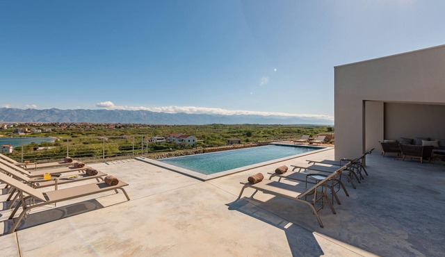 Awesome home in Povljana with private swimming pool, can be inside or outside