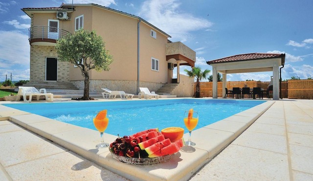 Awesome home in Pridraga