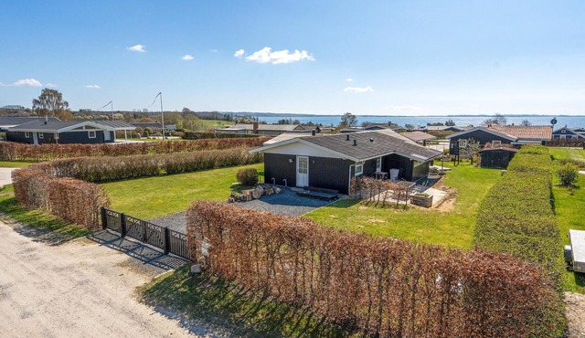 Awesome home in Rønde with WiFi