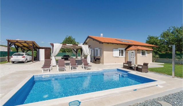 Awesome Home In Rovinj With Jacuzzi, Wifi And Outdoor Swimming Pool