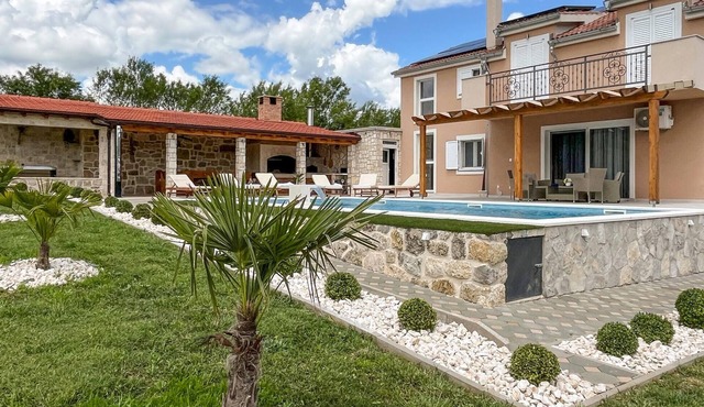 Awesome home in Ruzic with jacuzzi