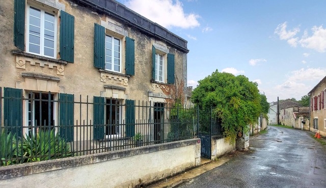 Awesome home in Saint-Simon with WiFi