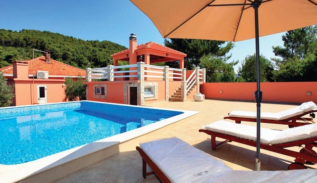 Awesome home in Smokvica