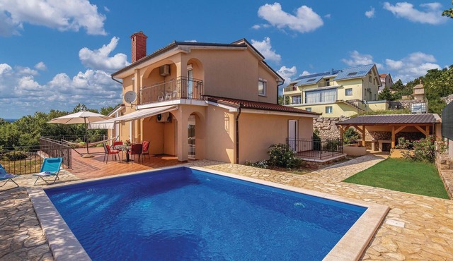 Awesome home in Smrika