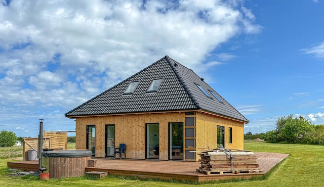 Awesome home in Spøttrup with WiFi