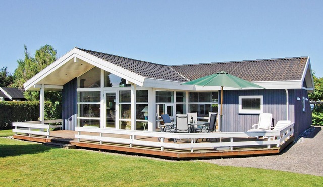 Awesome home in Strøby with WiFi