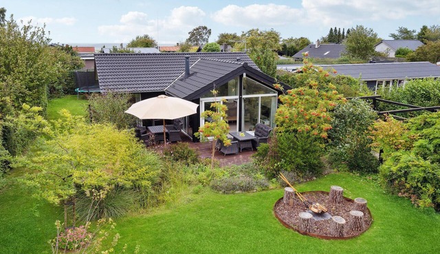 Awesome home in Strøby with WiFi